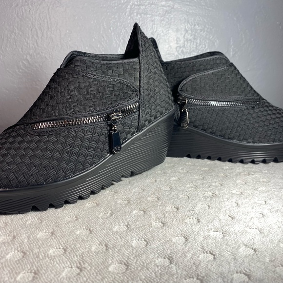 NWOT Bernie Mev Zig Zag Side Zip Ankle Bootie -  In Black - Picture 15 of 16